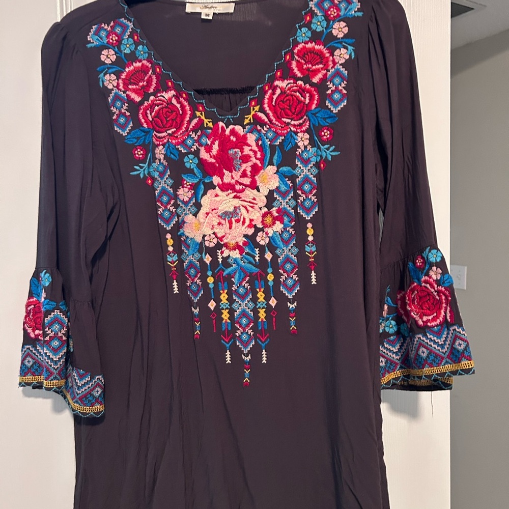 ANDREE BY UNIT Gray Blouse with Colorful Embroidery